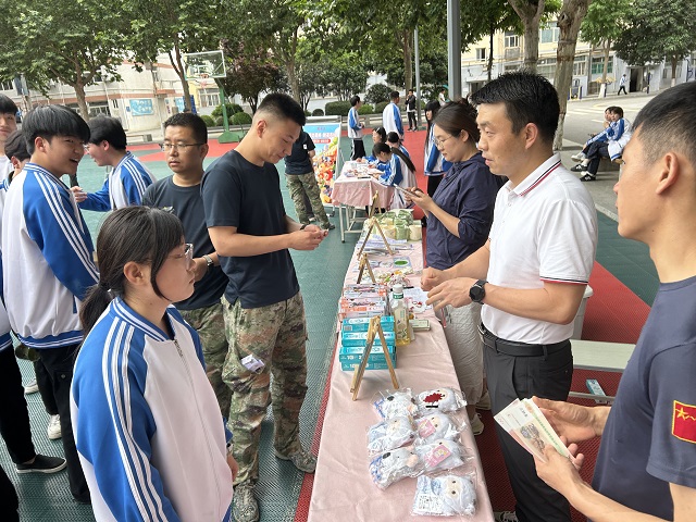 1780648905318385.jpg 双向成长,绽放青春别样风采.jpg